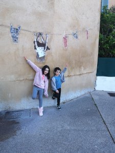 שני ילדים מבסוטים בטיול בפרונס וברביירה הצרפתית